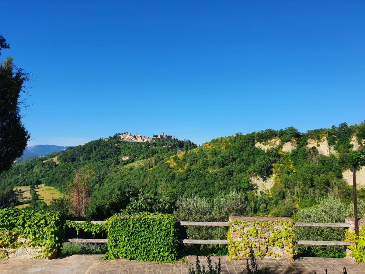Borgo Cardaneto Bed & Breakfast Montone  Bagian luar foto