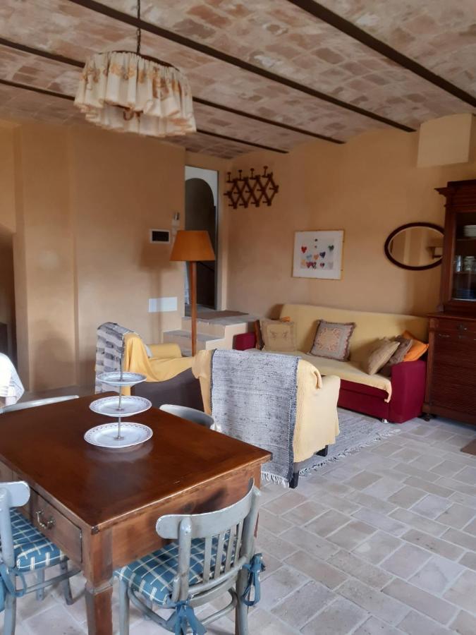 Borgo Cardaneto Bed & Breakfast Montone  Bagian luar foto